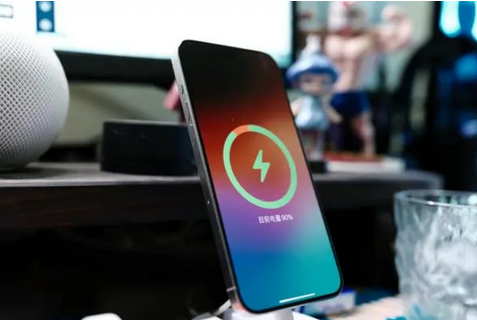 安居苹果15换屏服务分享用什么充电器给iPhone15充电更好 